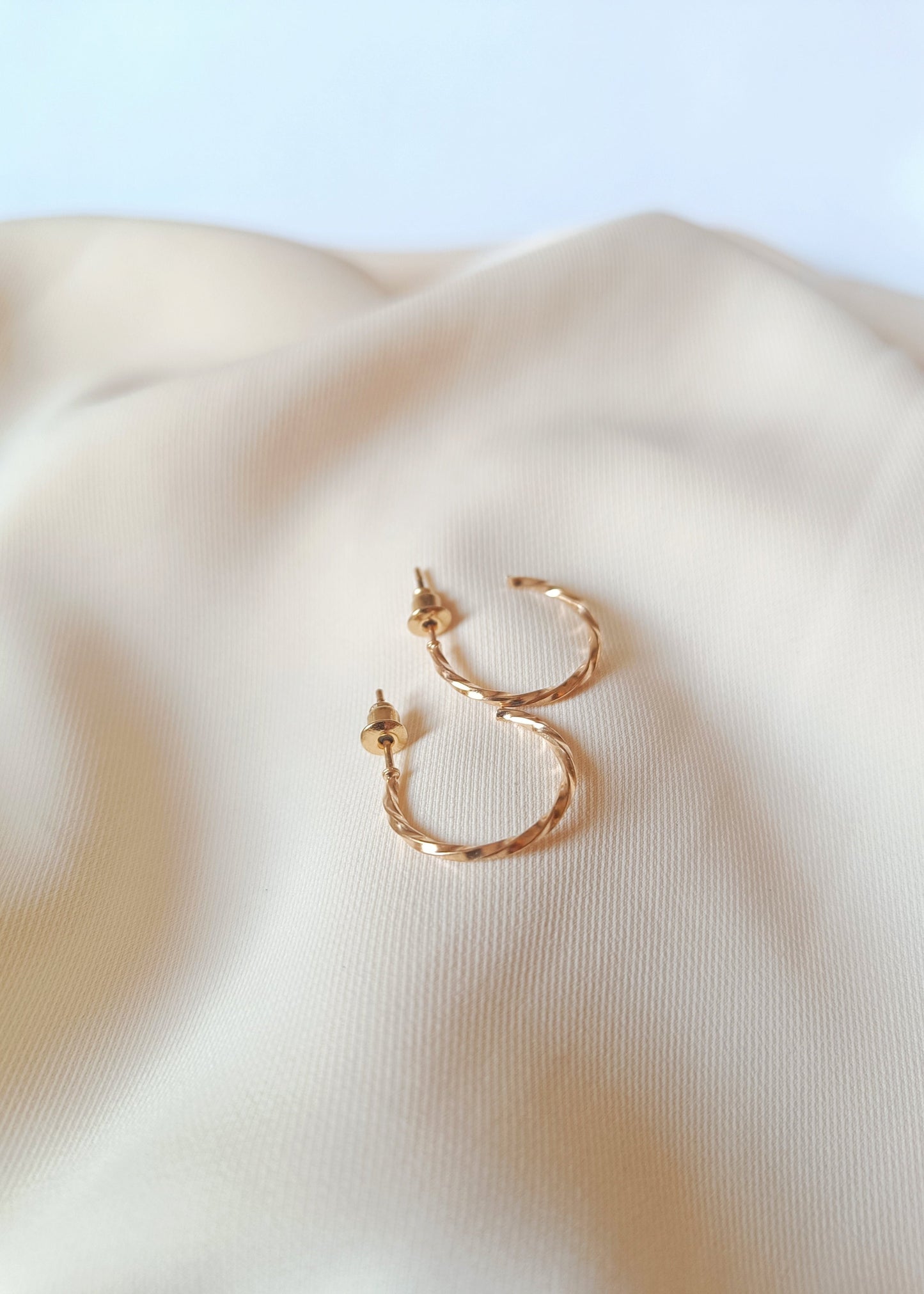 Sleek Gold Bali Earring