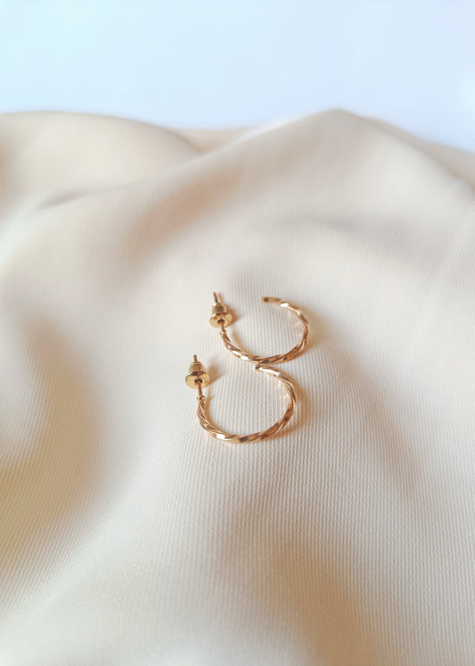 Sleek Gold Bali Earring